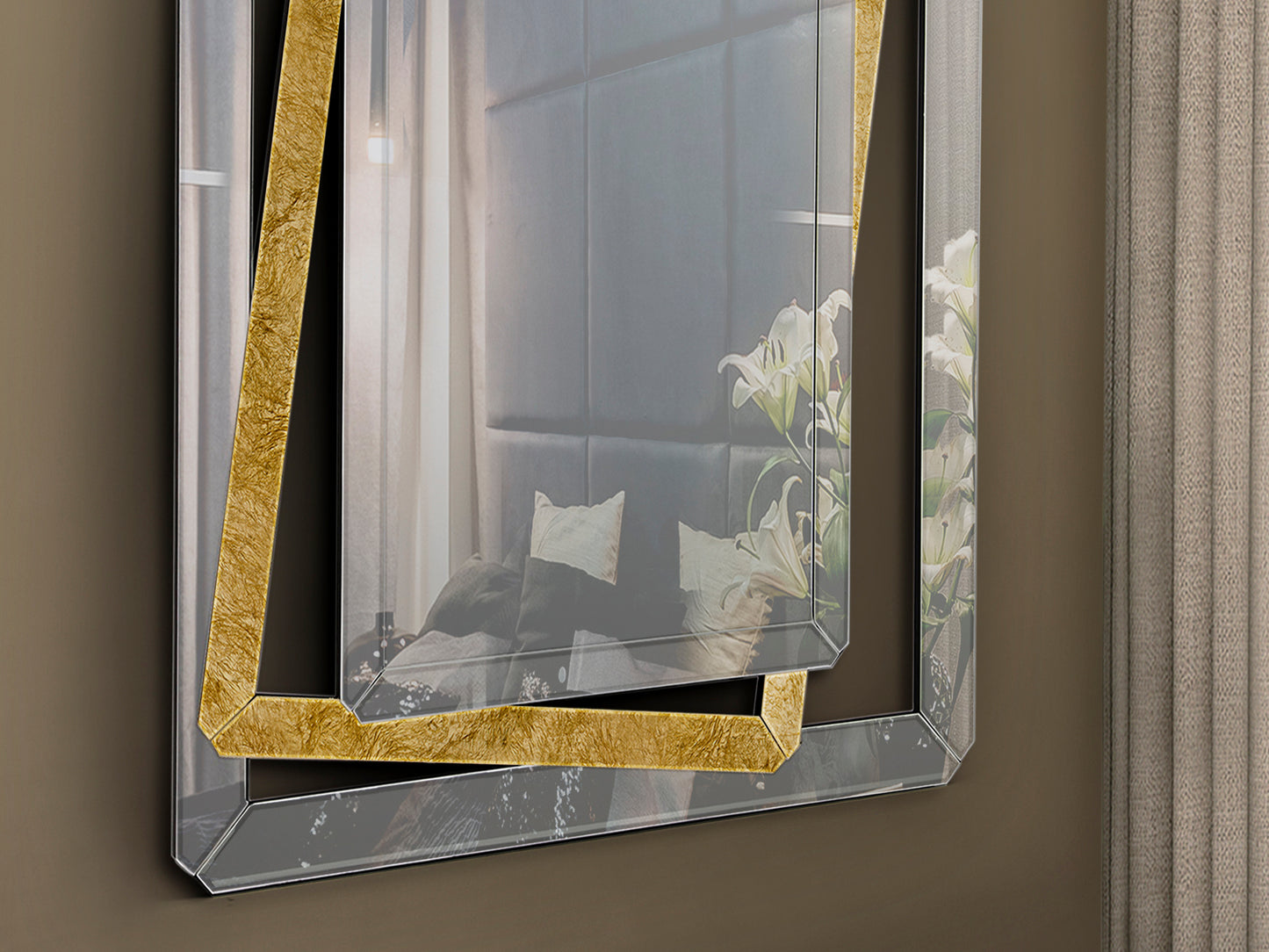 Espejo de Pared Nora 100x180 cm Pan de Oro Biselado Schuller encendida con proyección de luz y ambiente | LuzGurú