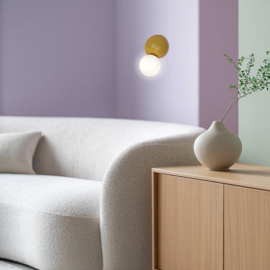 Aplique Mint amarillo instalado en pared de pasillo - Ambiente decorado