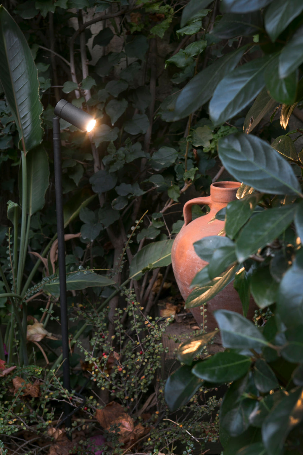 Estaca Seth fabricada en aluminio color negro mate para jardín