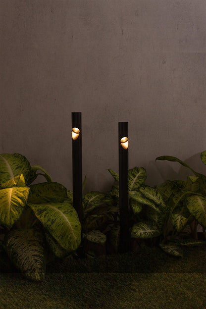 Estaca BEZEL fabricada en aluminio color negro, ideal para jardines