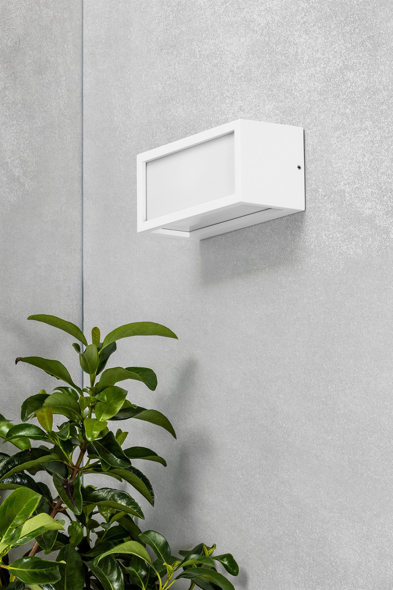 Aplique TEJO fabricado en aluminio color blanco, ideal para iluminar tu jardín.