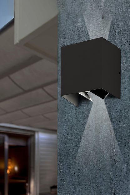 Aplique OLAN fabricado en aluminio color gris oscuro, ideal para exterior