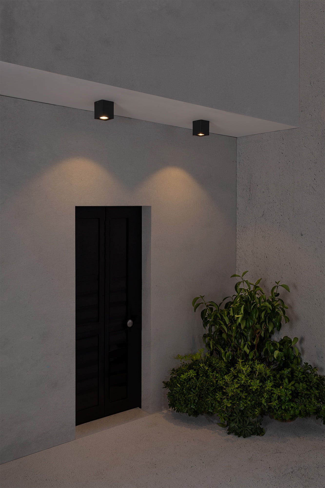 Plafón TAMI fabricado en aluminio color gris oscuro, ideal para iluminación exterior resistente.