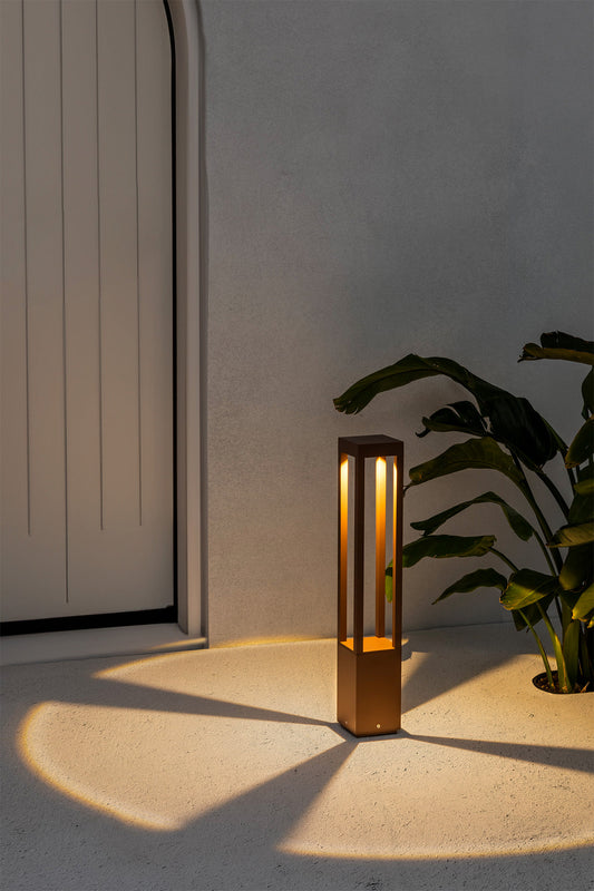 Baliza AGRA fabricada en aluminio color marrón para iluminar tu jardín