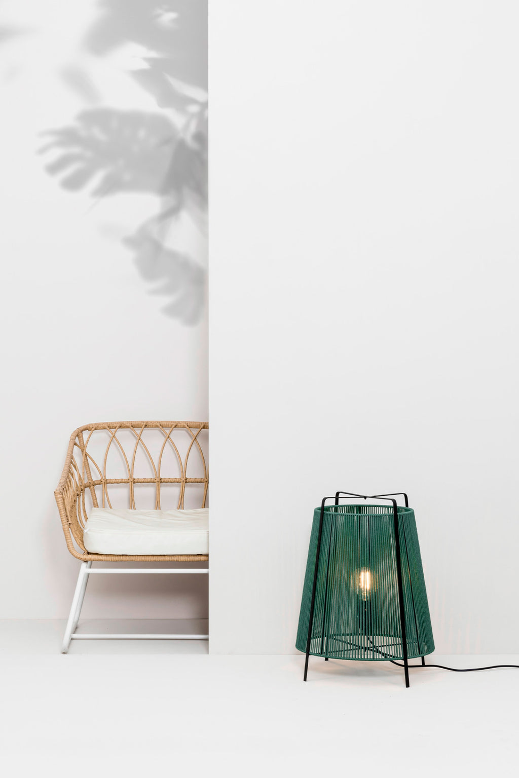 Lámpara Akane fabricada en Acero color Negro, ideal para iluminar tu jardín