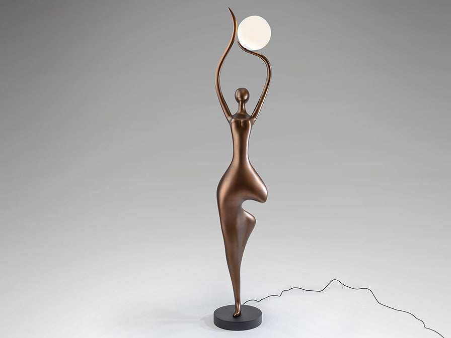 Vista frontal de Lámpara Escultórica de Pie El Árbol de Schuller (El Árbol) con figura en Bronce Oscuro sosteniendo una esfera de luz - Ref 715591.

