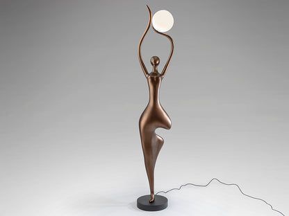 Vista frontal de Lámpara Escultórica de Pie El Árbol de Schuller (El Árbol) con figura en Bronce Oscuro sosteniendo una esfera de luz - Ref 715591.

