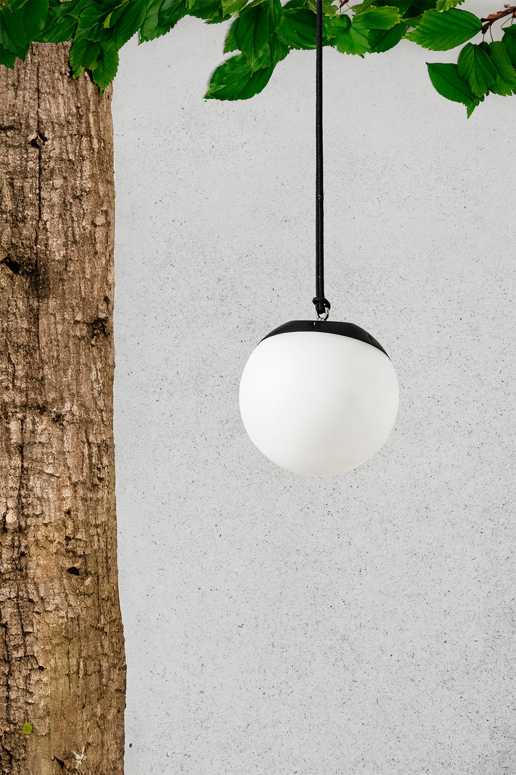 Lámpara VOILA fabricada en ABS color Negro, ideal para iluminar tus espacios