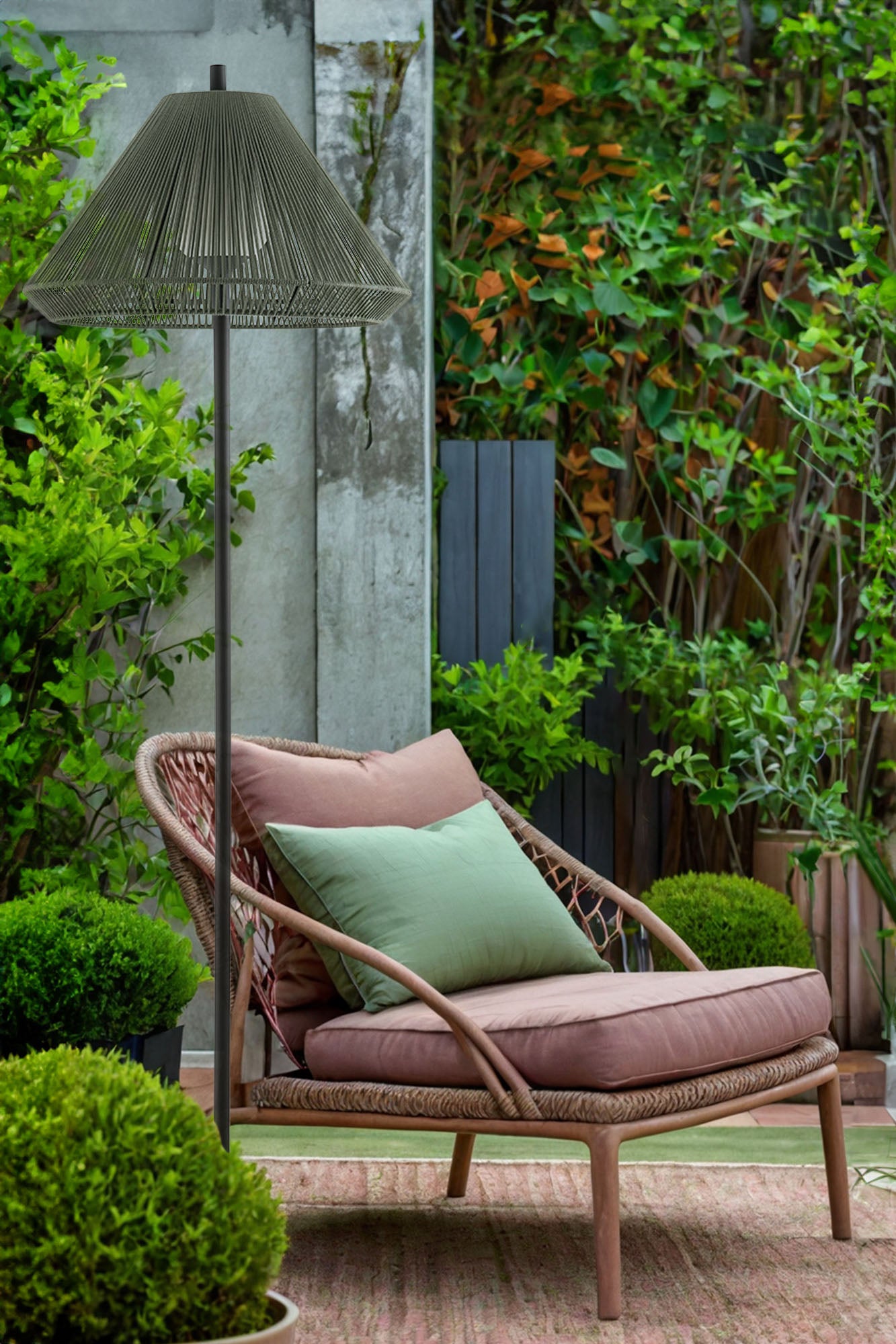 Lámpara Saigon fabricada en aluminio color gris oscuro y cuerda de poliéster verde, ideal para exterior.