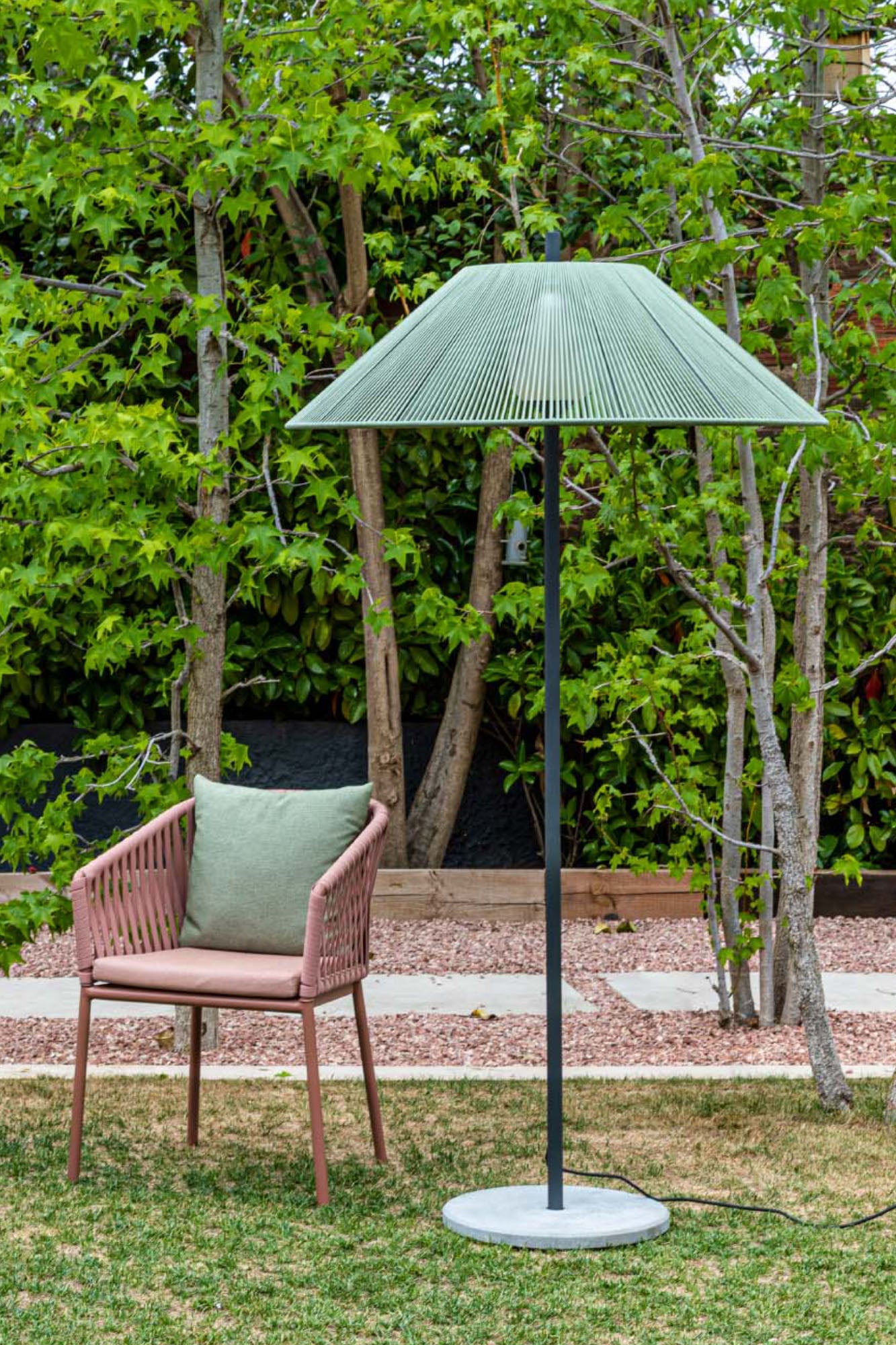 Lámpara Saigon fabricada en aluminio y cemento color gris oscuro, pantalla verde oliva