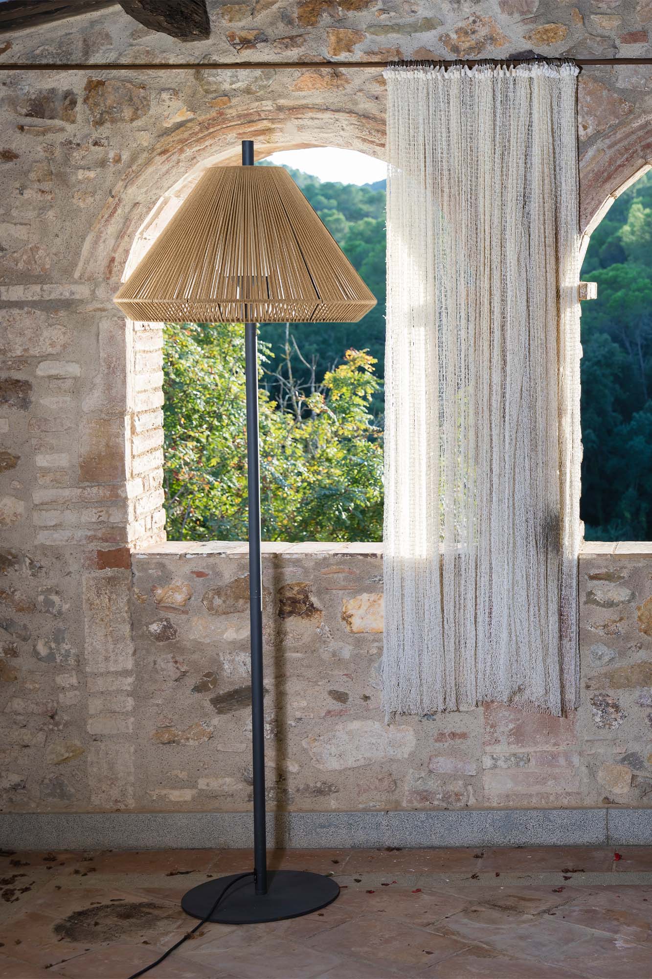 Lámpara Saigon fabricada en aluminio color gris oscuro con pantalla ocre de poliéster resistente a rayos UV