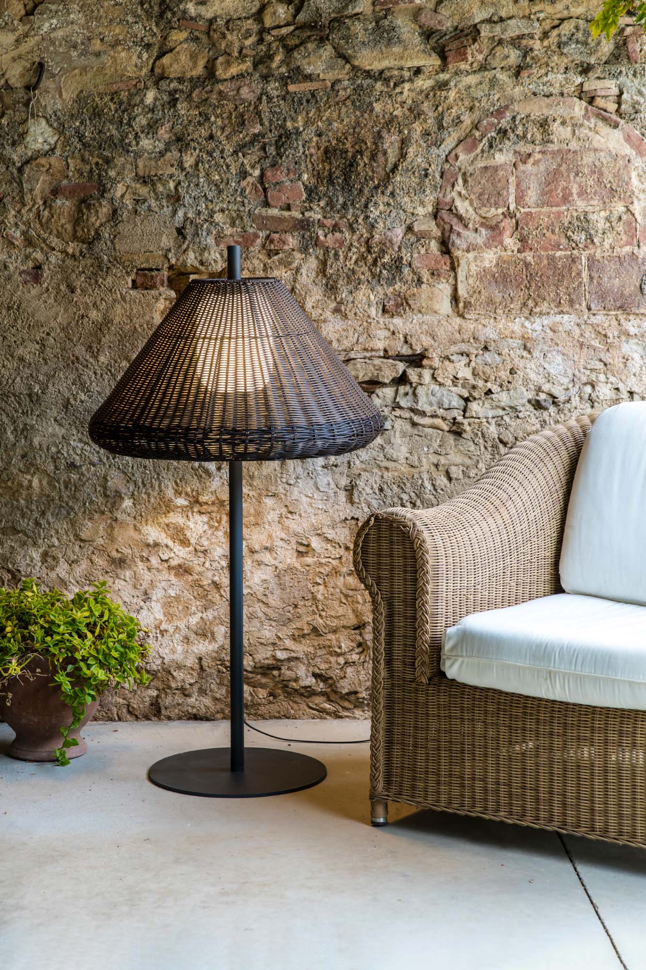Lámpara de pie Saigon Out fabricada en mimbre sintético color marrón