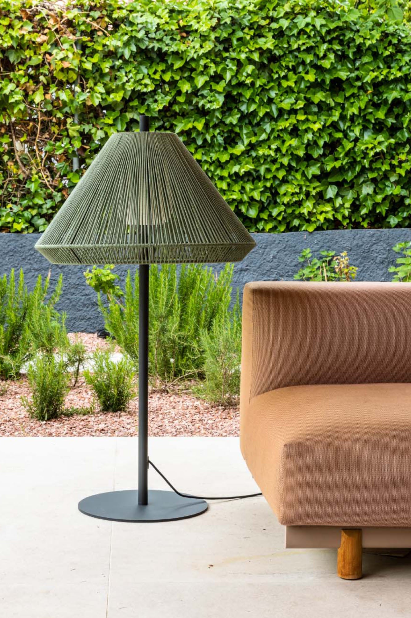 Lámpara Saigon fabricada en aluminio color gris oscuro con cuerda de poliéster