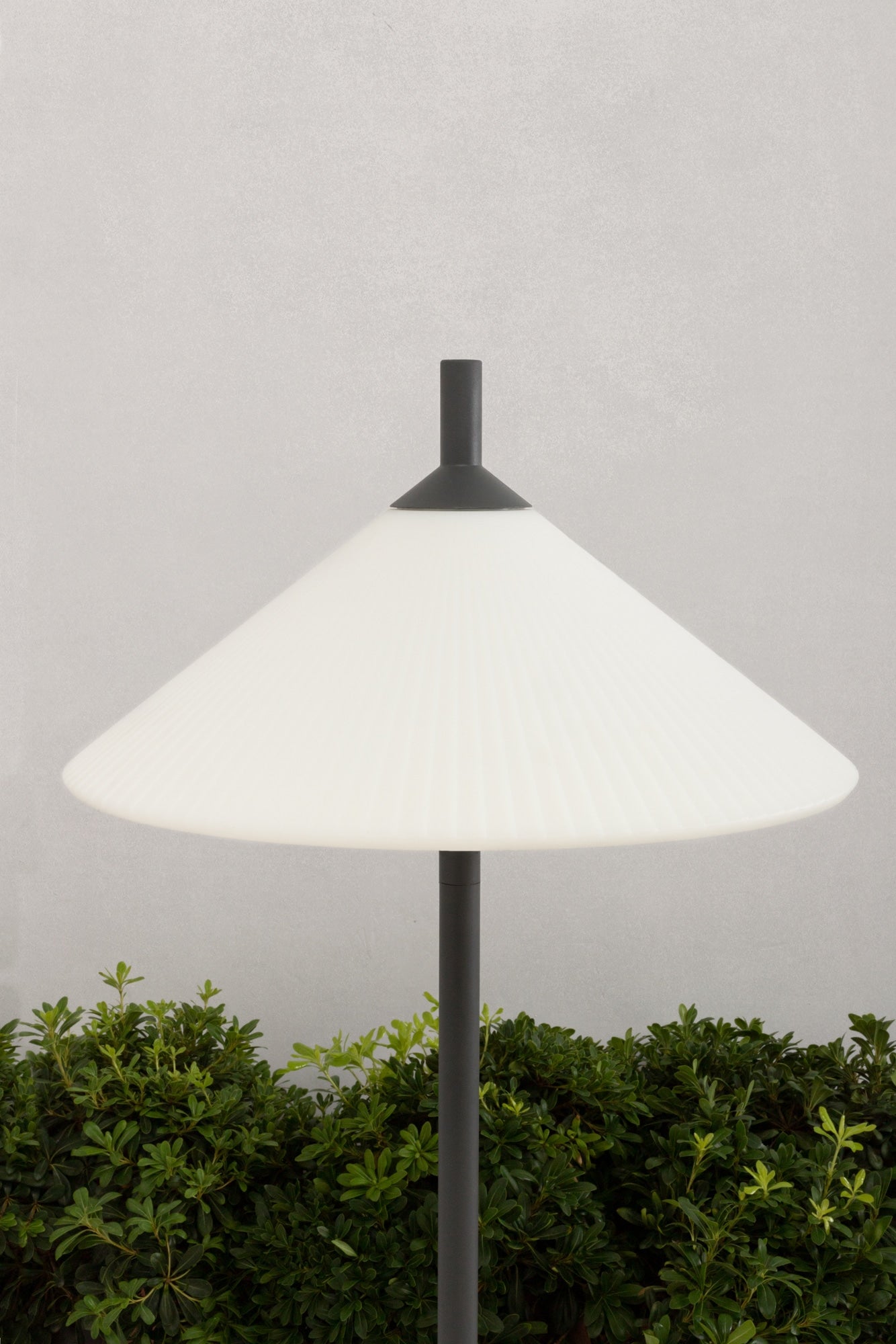 Lámpara Saigon fabricada en aluminio color gris oscuro y textilene crema