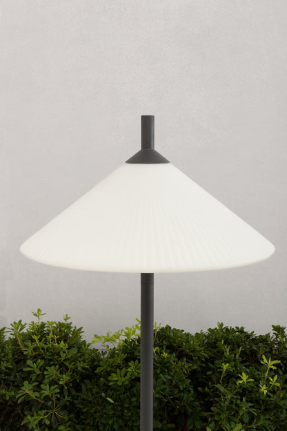 Lámpara Saigon fabricada en aluminio color gris oscuro y textilene crema