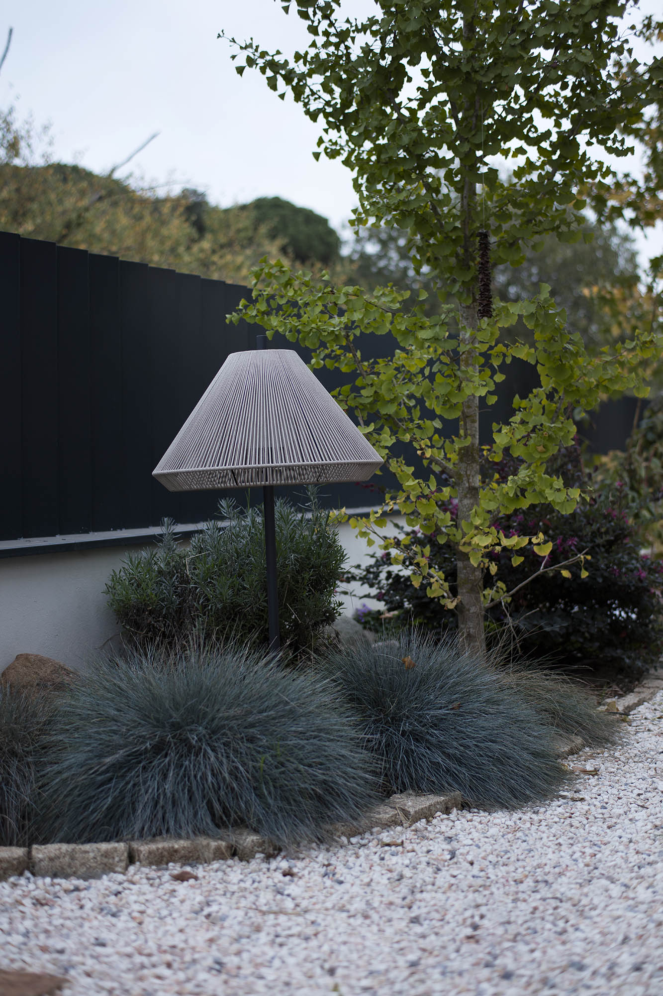 Saigon fabricada en aluminio color gris oscuro con pantalla beige