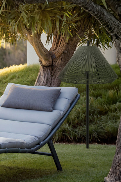 Estaca Saigon fabricada en aluminio color gris oscuro con cuerda verde oliva