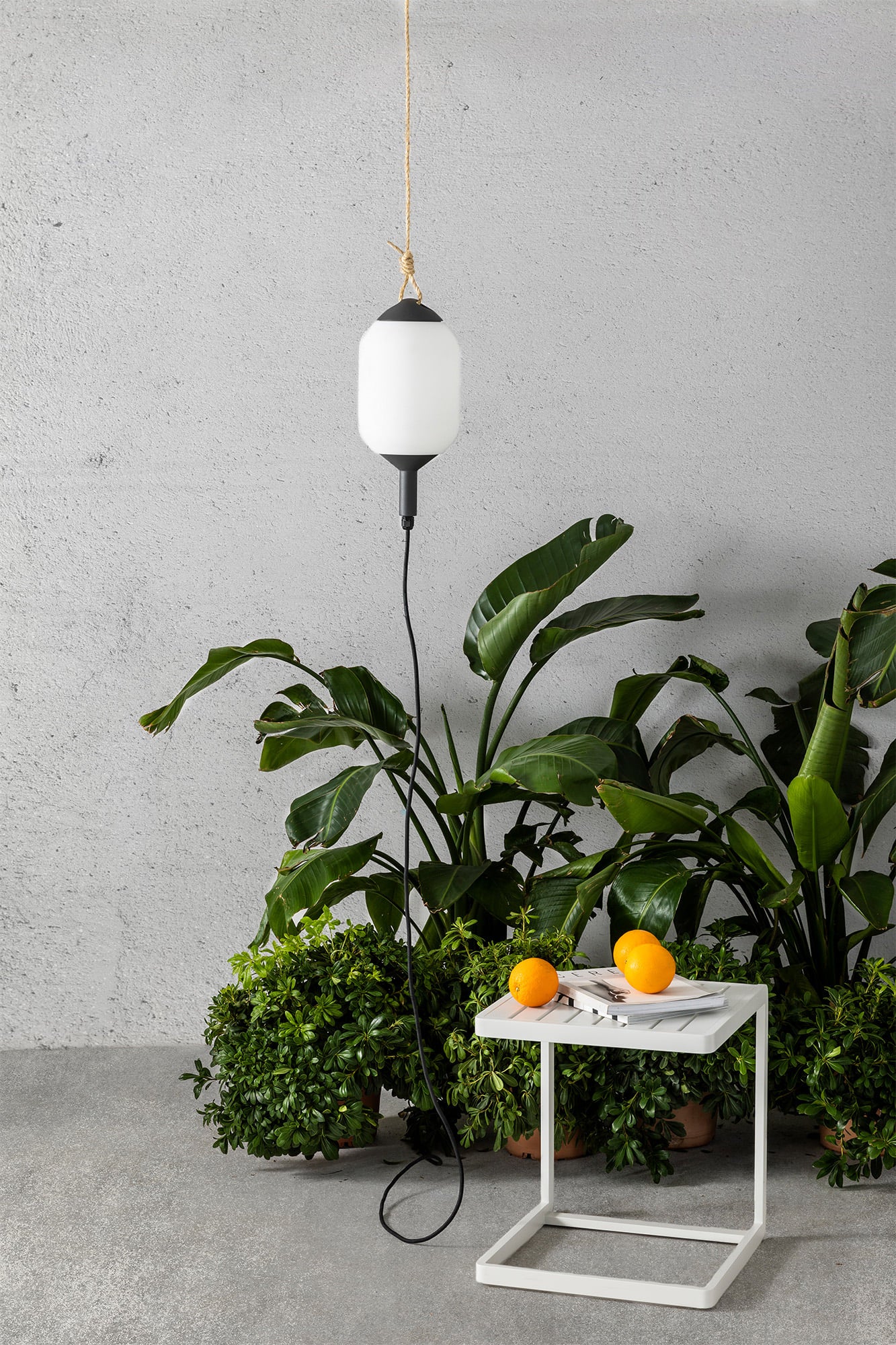 Lámpara Saigon fabricada en Aluminio color Gris Oscuro, ideal para iluminar tu jardín