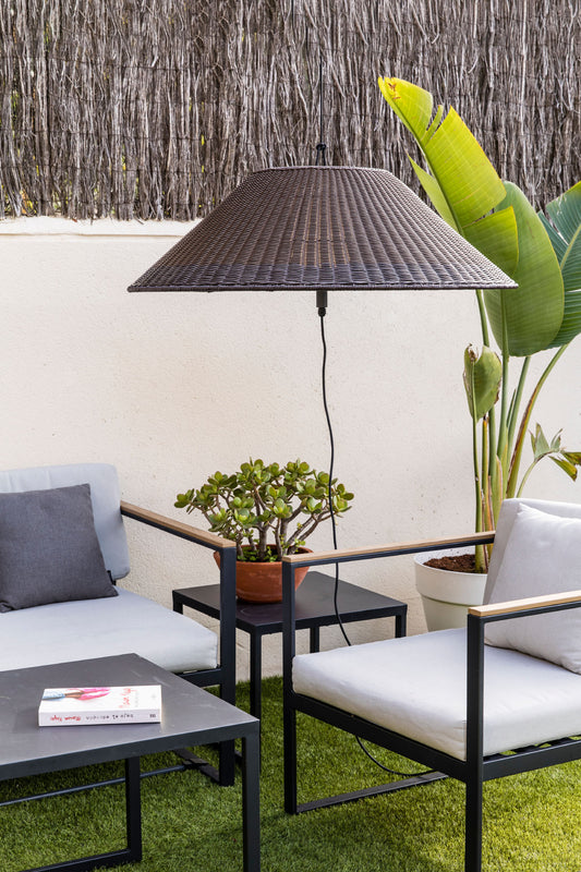 Lámpara SAIGON fabricada en aluminio color gris oscuro con pantalla de mimbre sintético marrón