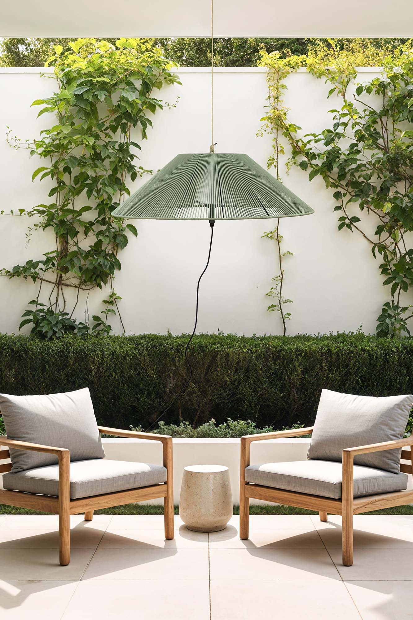 Lámpara SAIGON fabricada en aluminio color gris oscuro con pantalla verde oliva
