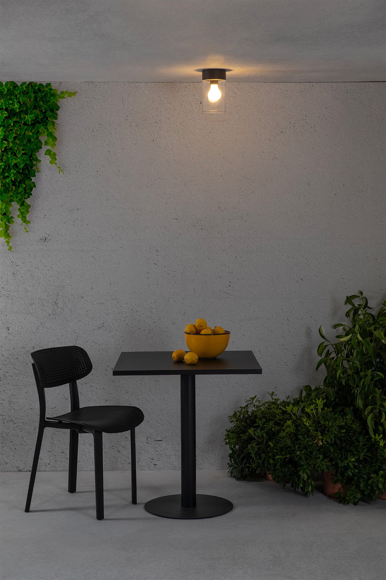 Plafón KILA fabricado en aluminio color Gris Oscuro con difusor de cristal transparente