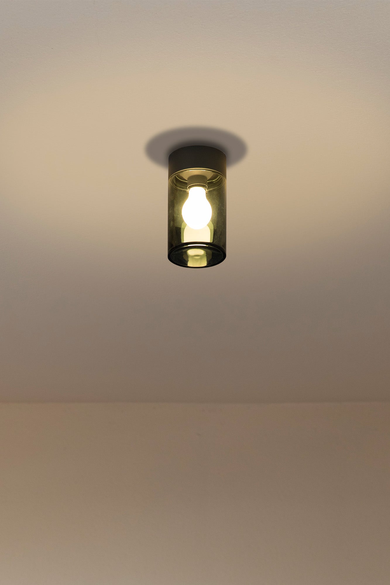 Plafón KILA fabricado en aluminio color gris oscuro con difusor de cristal fumé