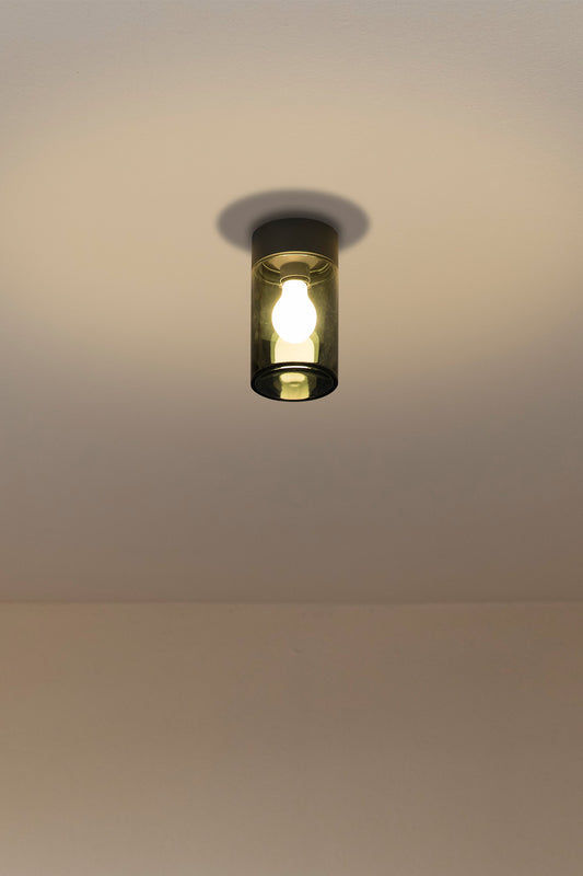 Plafón KILA fabricado en aluminio color gris oscuro con difusor de cristal fumé