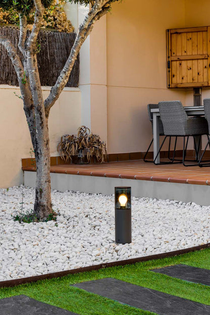Baliza KILA fabricada en aluminio color gris oscuro con cristal ahumado