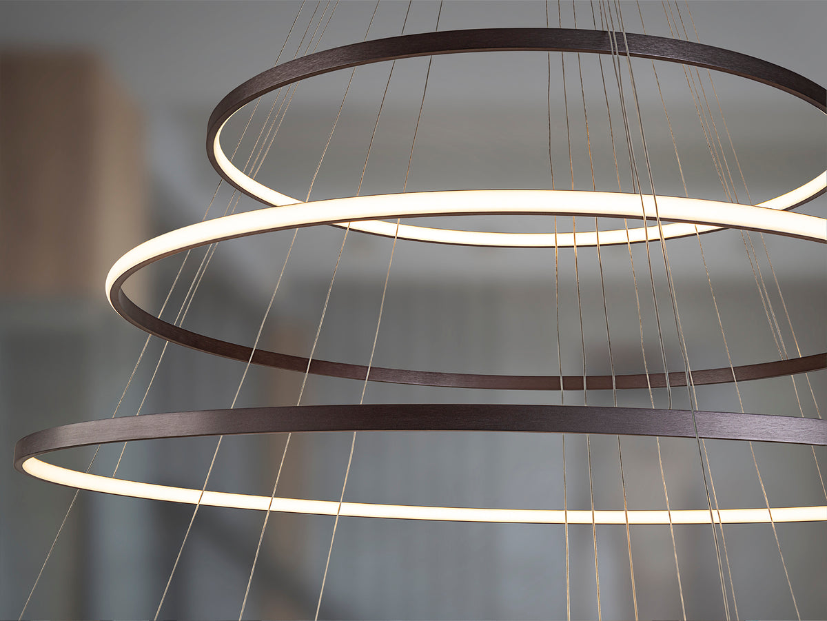 Lámpara Colgante LED Odessa 7 Aros 150 cm Bronce Schuller en ambiente decorado | Schuller