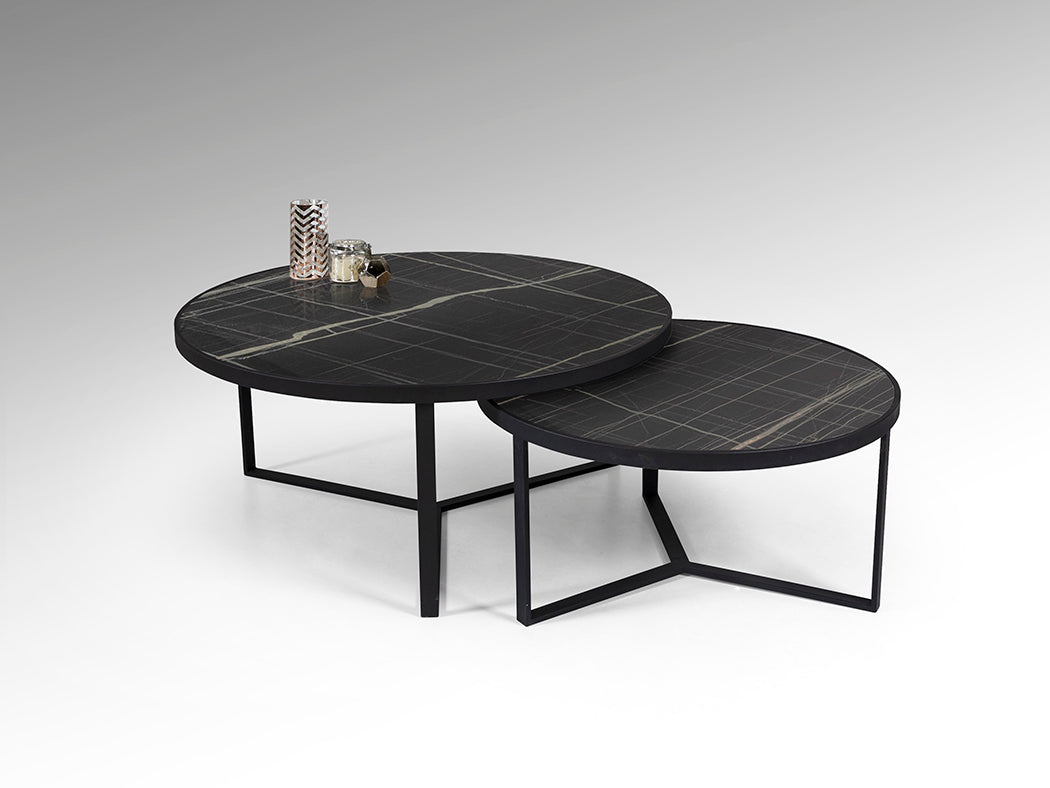 Set de 2 Mesas Auxiliares Naira Mármol Negro Schuller en ambiente decorado | Schuller