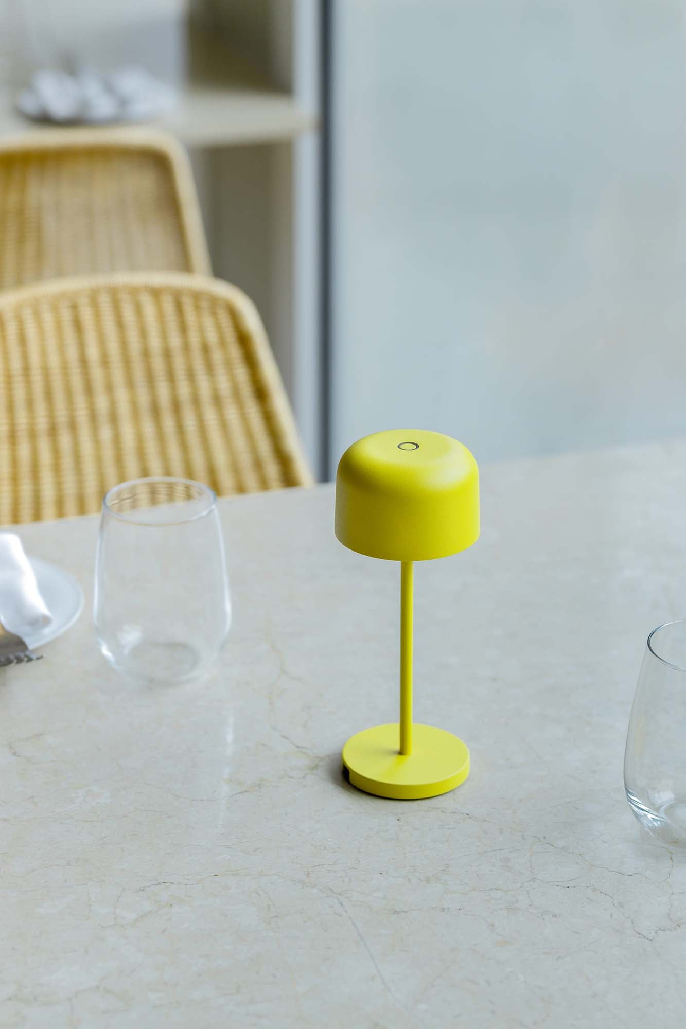 Lámpara MAVIS 200 fabricada en aluminio color amarillo, ideal para iluminación exterior