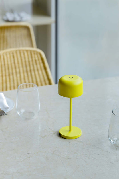 Lámpara MAVIS 200 fabricada en aluminio color amarillo, ideal para iluminación exterior