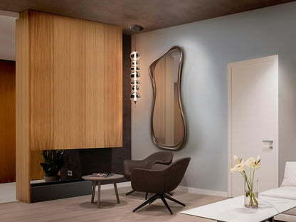 Ambiente de Espejo Decorativo de pared Gina de Schuller (Gina) con marco orgánico en color Bronce Oscuro - Ref 719469.

