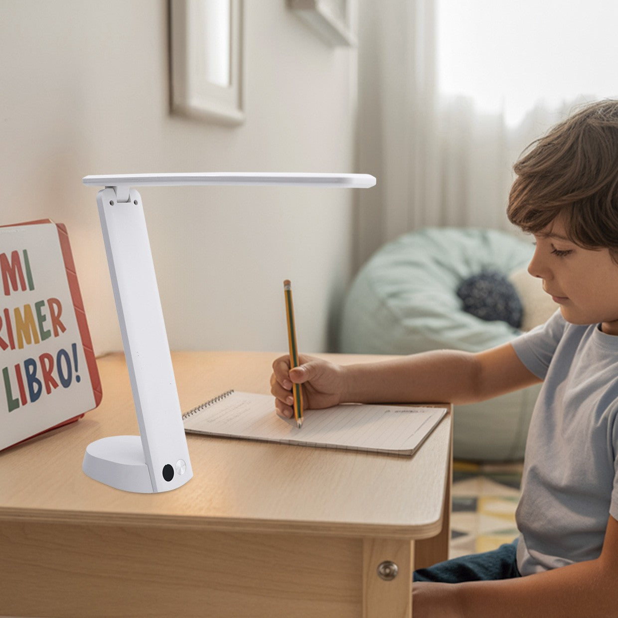 Flexo linterna BLUM instalado en escritorio - Ambiente de uso