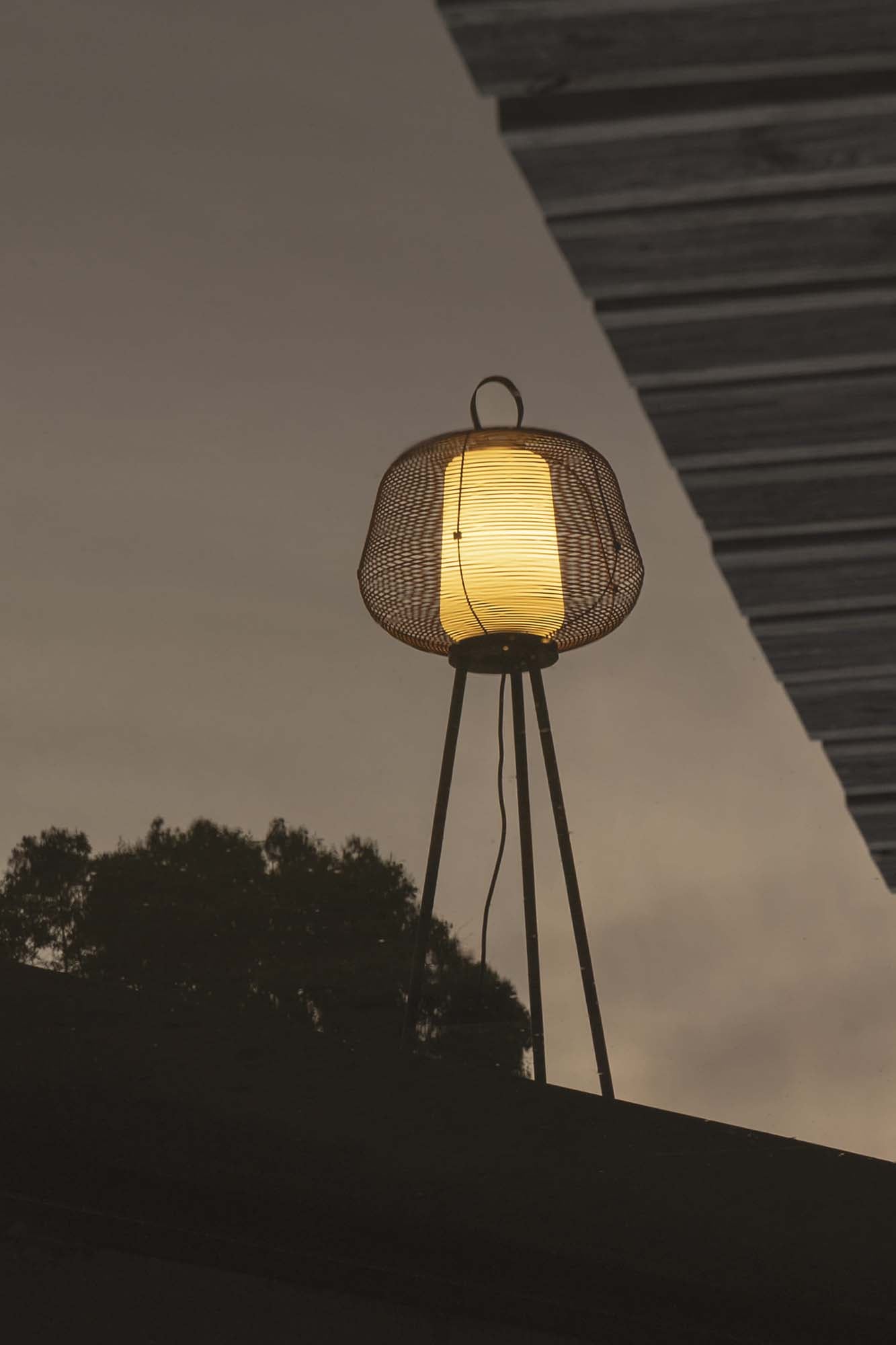 Lámpara NARA fabricada en acero color marrón óxido, ideal para iluminación de exterior