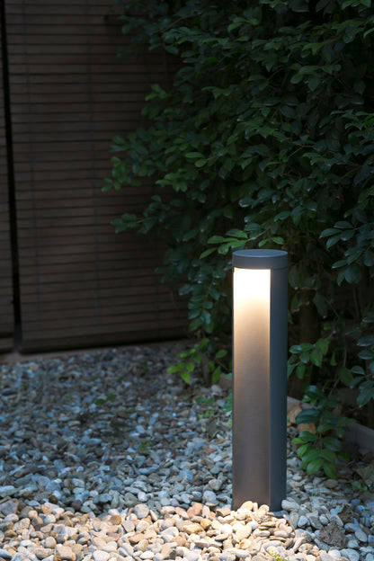Baliza CHANDRA fabricada en aluminio color gris oscuro, ideal para iluminar tu jardín.