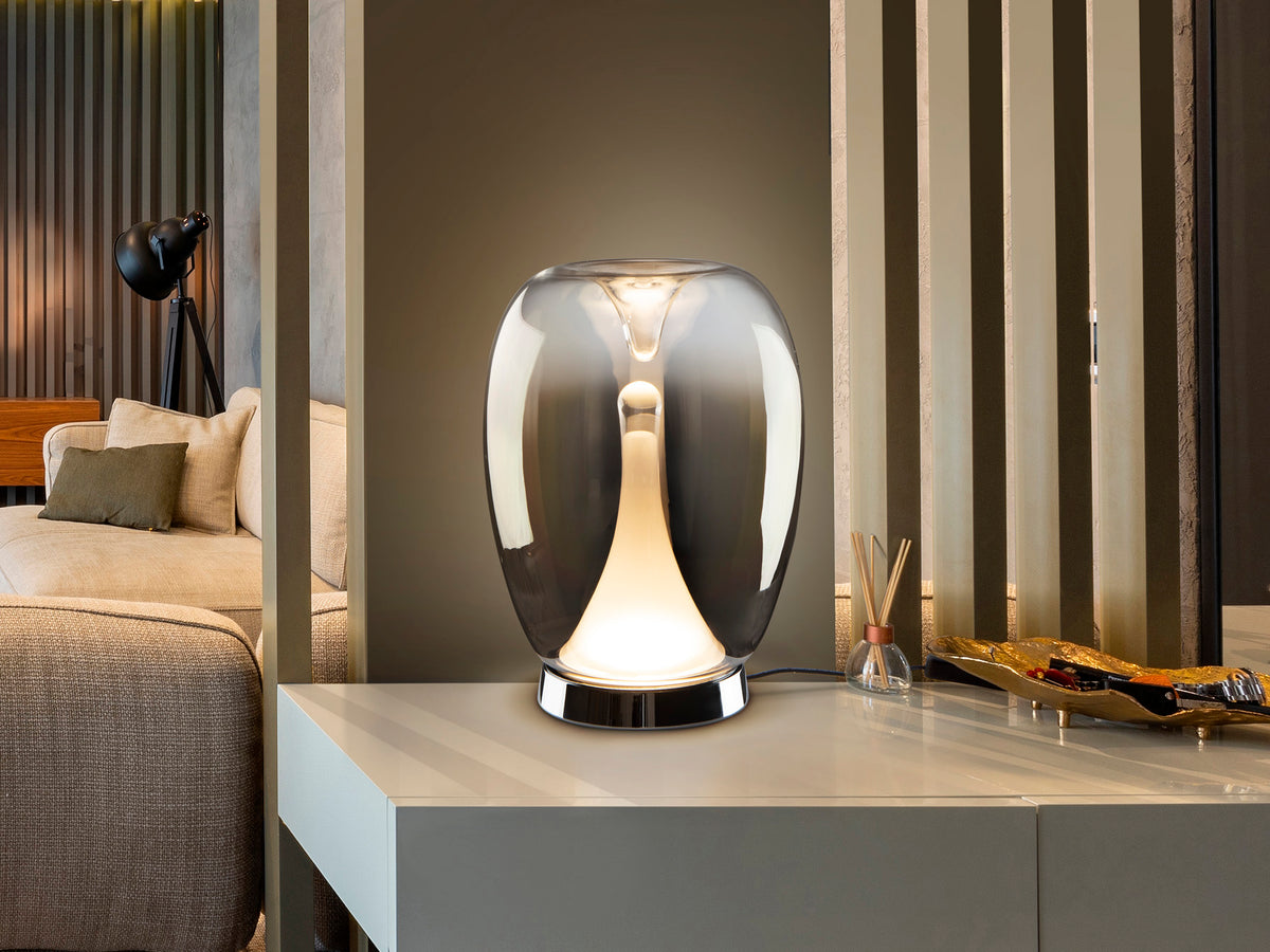 Lámpara de Sobremesa Suspiro 27 cm LED Cromo y Cristal Smoke Schuller en ambiente decorado | Schuller · Ref. 724319