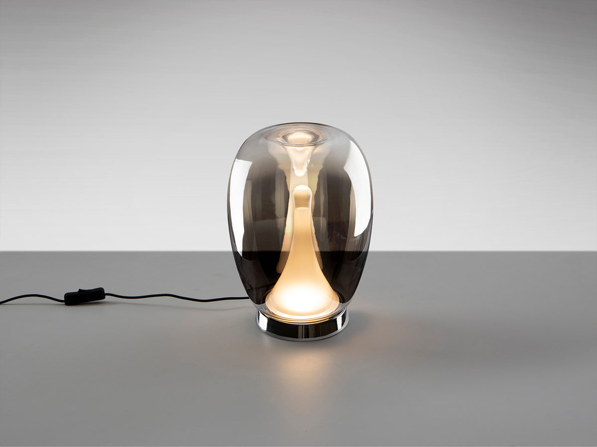 Lámpara de Sobremesa Suspiro 27 cm LED Cromo y Cristal Smoke Schuller en ambiente decorado | Schuller