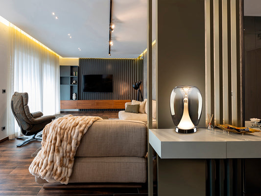 Ambiente de Lámpara de Sobremesa Suspiro de Schuller (Suspiro) con base cromada y tulipa de cristal soplado ahumado - Ref 724319.

