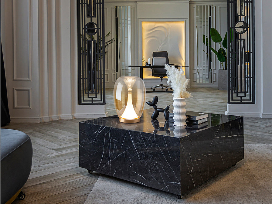 Ambiente de Lámpara de Sobremesa Suspiro de Schuller (Suspiro) con base dorada y tulipa de cristal soplado ámbar - Ref 724326.

