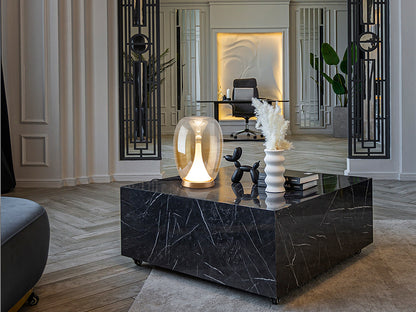 Ambiente de Lámpara de Sobremesa Suspiro de Schuller (Suspiro) con base dorada y tulipa de cristal soplado ámbar - Ref 724326.

