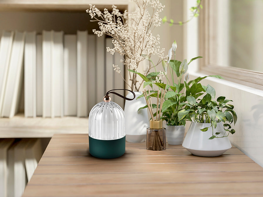 Ambiente con luz apagada Lámpara de Sobremesa Portátil Chiqui de Schuller (Chiqui) en color Verde Mate con pantalla acrílica estriada - Ref 724692.

