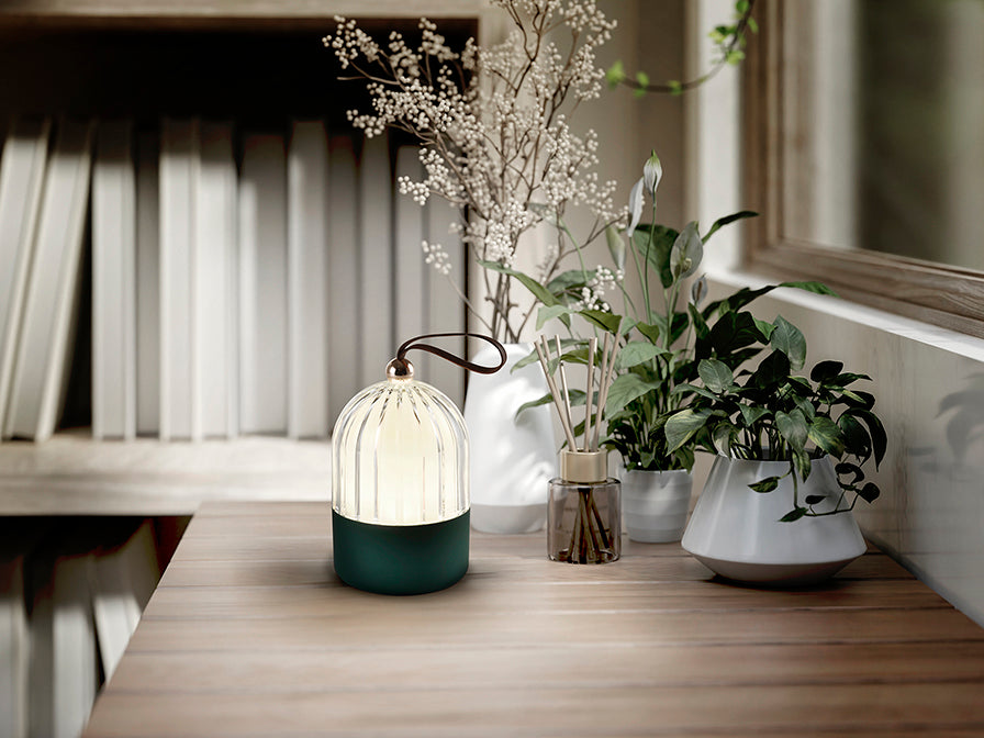 Ambiente de Lámpara de Sobremesa Portátil Chiqui de Schuller (Chiqui) en color Verde Mate con pantalla acrílica estriada - Ref 724692.

