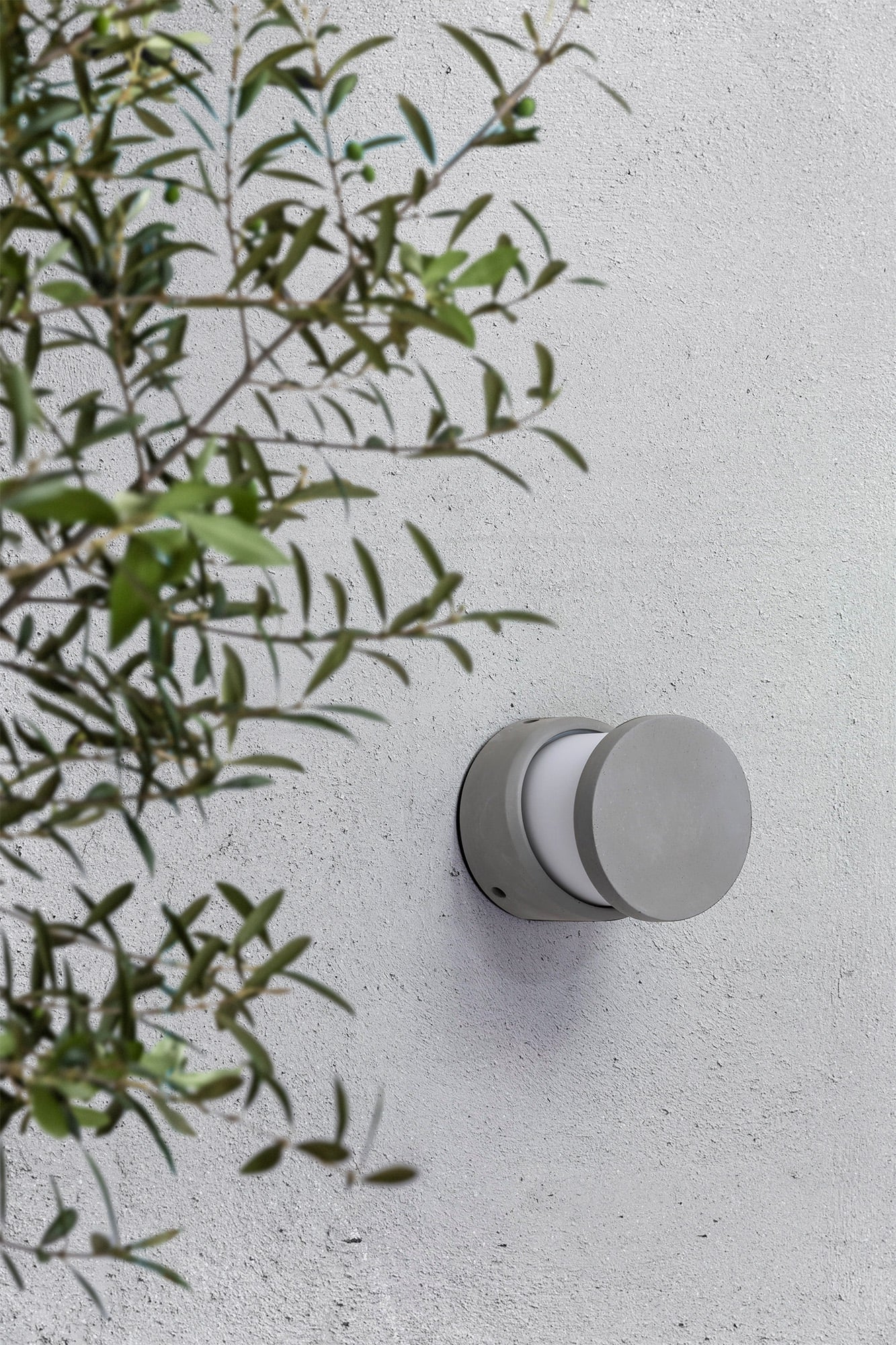 Aplique Block fabricado en cemento color gris con difusor opal