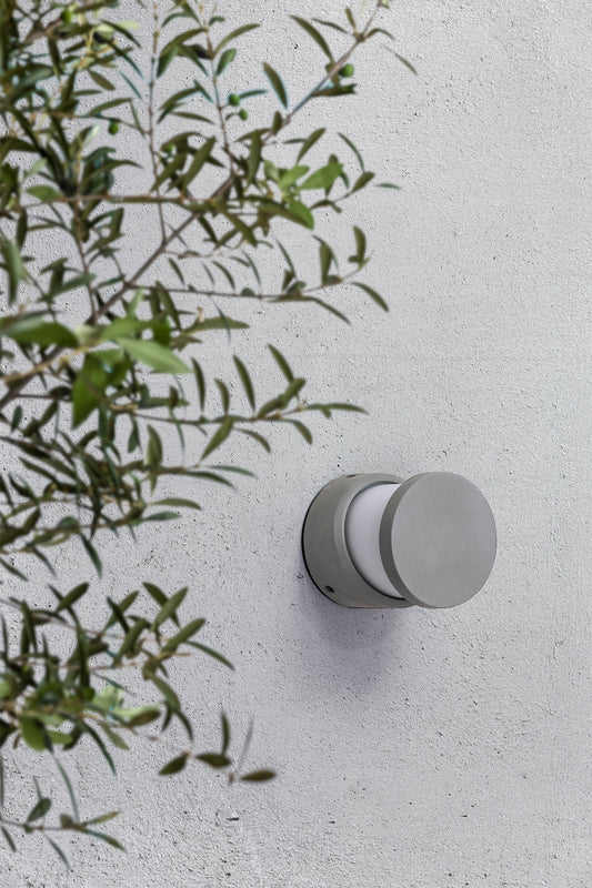 Aplique Block fabricado en cemento color gris con difusor opal