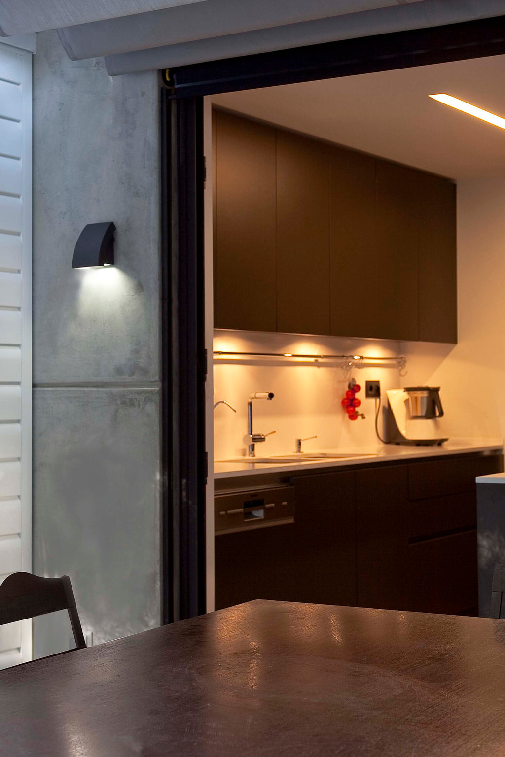 Aplique Proa fabricado en Aluminio color Gris Oscuro para exterior