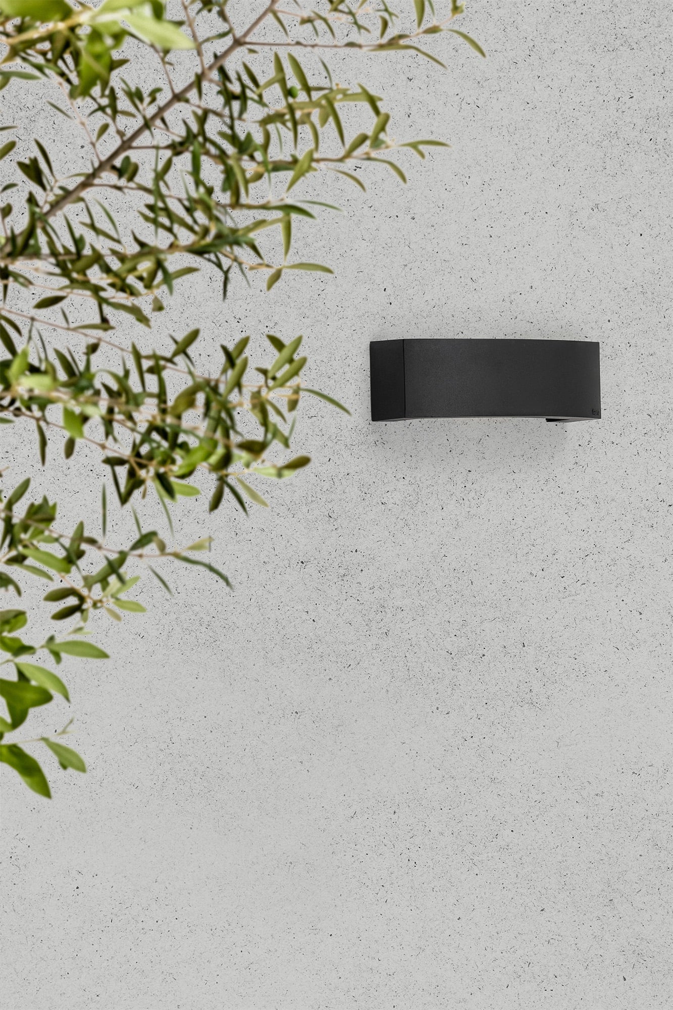 Aplique Ancora fabricado en aluminio color gris oscuro, ideal para exterior