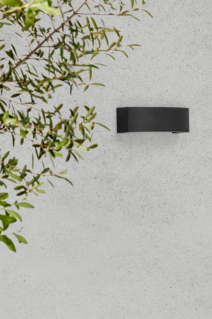 Aplique Ancora fabricado en aluminio color gris oscuro, ideal para exterior