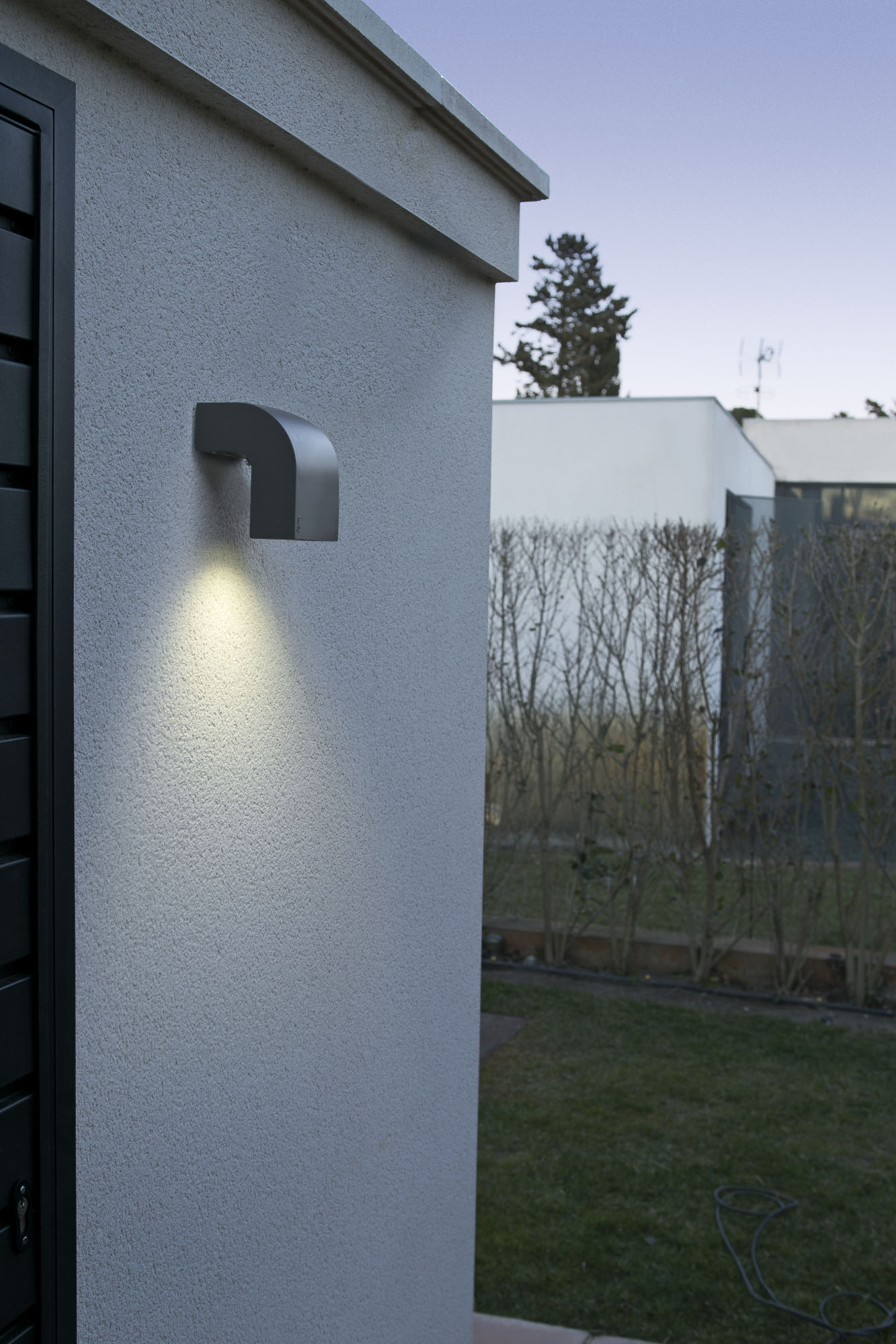 Aplique KLAMP fabricado en aluminio color gris oscuro, ideal para iluminación exterior.
