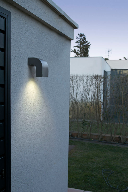 Aplique KLAMP fabricado en aluminio color gris oscuro, ideal para iluminación exterior.